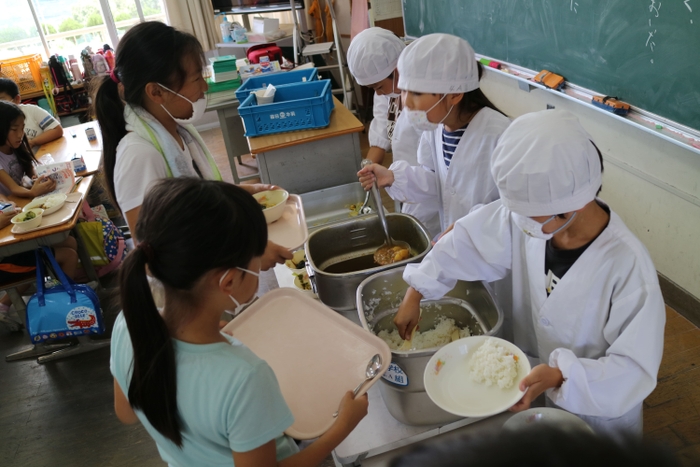 学校給食の様子