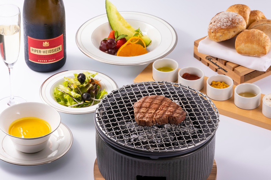 朝からステーキ&シャンパンの朝食