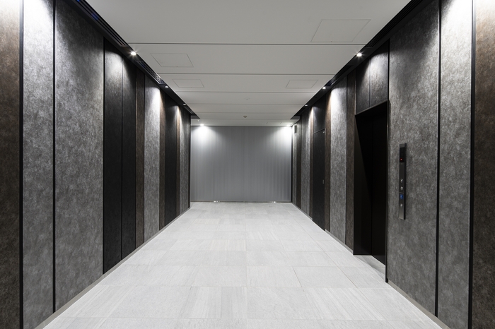 西側エントランス