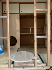 奥：押し入れを活用した本棚と居場所 手前：子供サイズのちゃぶ台