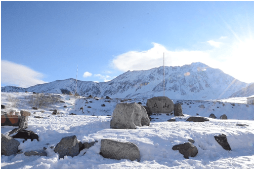 朝日できらめく新雪のパウダースノーに包まれた室堂平