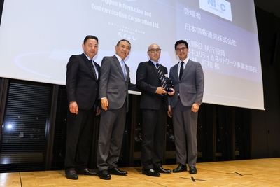 写真左から：プルーフポイント 執行役員 パートナー営業本部長 島田 淳様、プルーフポイント 代表取締役社長 茂木 正之様、NI+C 取締役執行役員 セキュリティ＆ネットワーク事業本部長 小林 将和、プルーフポイント APJチャネルセールス バイスプレジデント ネルソン・スーン様