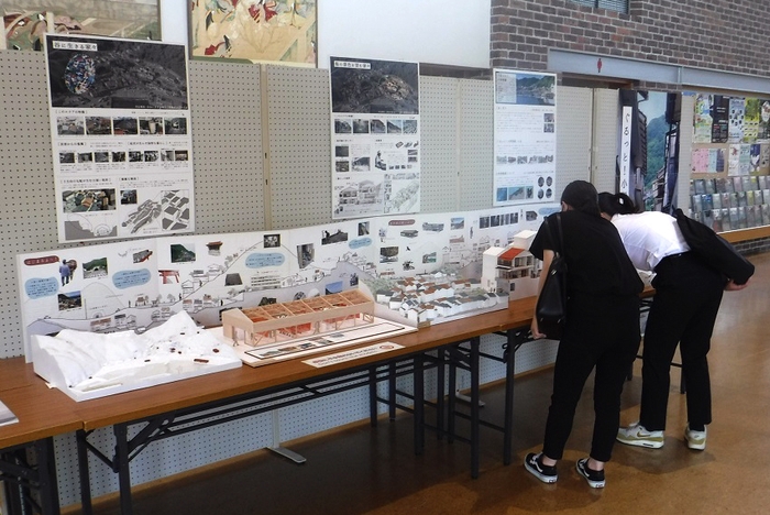 ひかわ図書館(島根県出雲市)で開催した 「ぐるっと！小伊津展」のようす