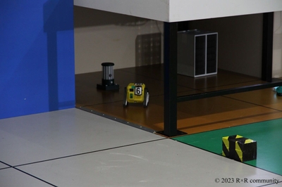 救助隊の入れない場所をロボットが調査