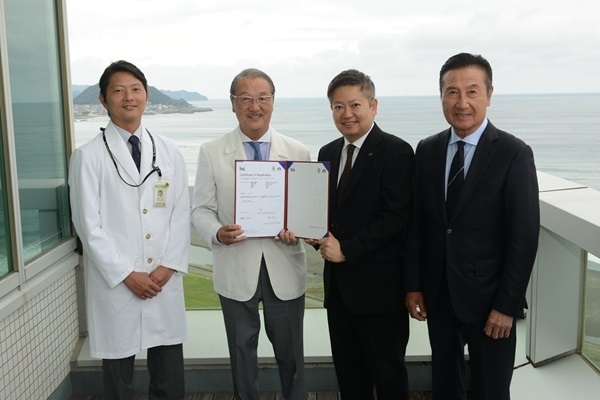 認証授与写真(1)写真左より、亀田総合病院 院長 亀田 俊明様、医療法人鉄蕉会 理事長 亀田 隆明様、BSIジャパン 代表取締役社長 漆原 将樹、医療法人鉄蕉会 名誉理事長 亀田 俊忠様