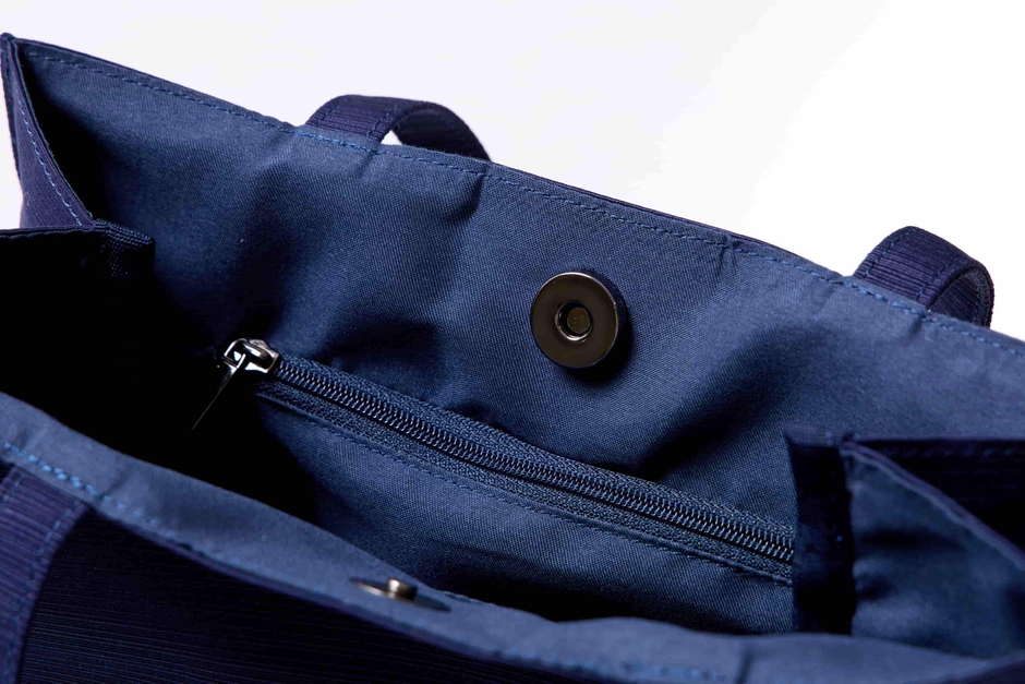 控えめなカラーの金具を採用