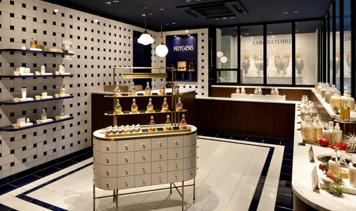 専門のスタッフと一緒に香を調合しオリジナルが誕生!