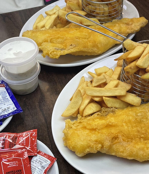 イギリス名物のフィッシュ&チップス。何軒か食べに行きましたが、どれも口に合いませんでした（笑）