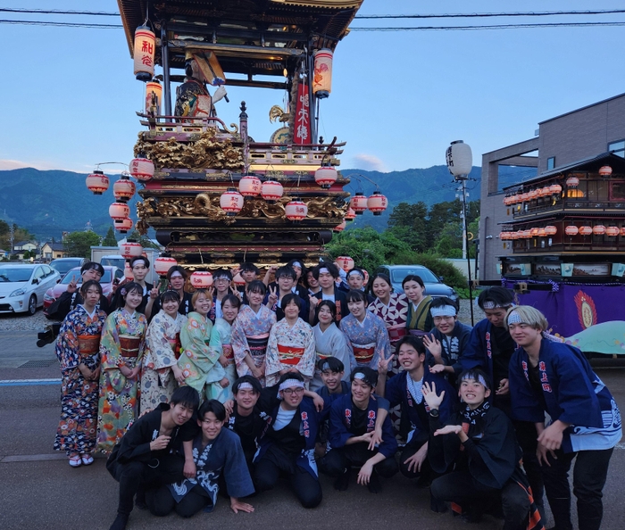 城端曳山祭に参加した学生が全員集合