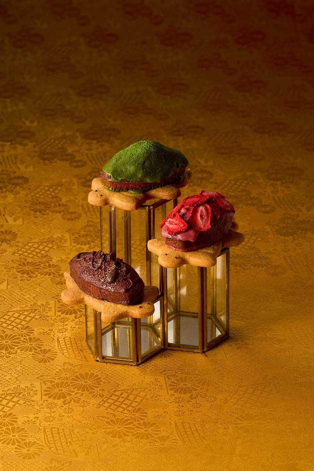 バニラクッキー生地の上にチョコのフィナンシェ、いちごのフィナンシェ、抹茶のフィナンシェを合わせました。