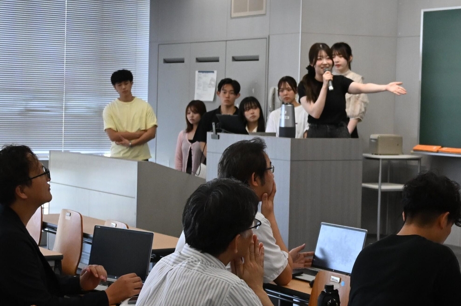 質問に答える「もちゅもちゅ」チーム