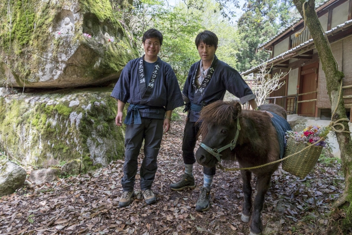 タイルとホコラとツーリズム(谷本 研＋中村 裕太)「season3《白川道中膝栗毛》」2016／Gallery PARC／撮影：麥生田 兵吾