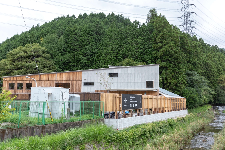 川と緑に囲まれた、深呼吸したくなる場所