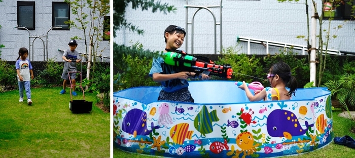 兄妹で芝生の手入れ(左)プールで水遊びの様子(右)
