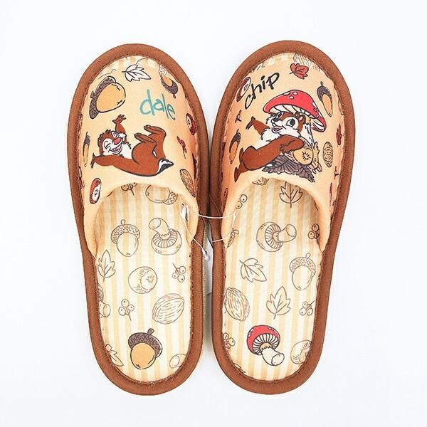 ディズニースリッパで足元も可愛く。かわいいデザインからポップなデザインもあるから家族みんなで使えそうです。