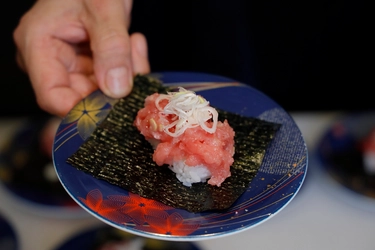 生本マグロ一頭買いの「すし遊館」 岡山の3店舗にて お子様限定・本マグロの中落ちすくい取り体験を開催！