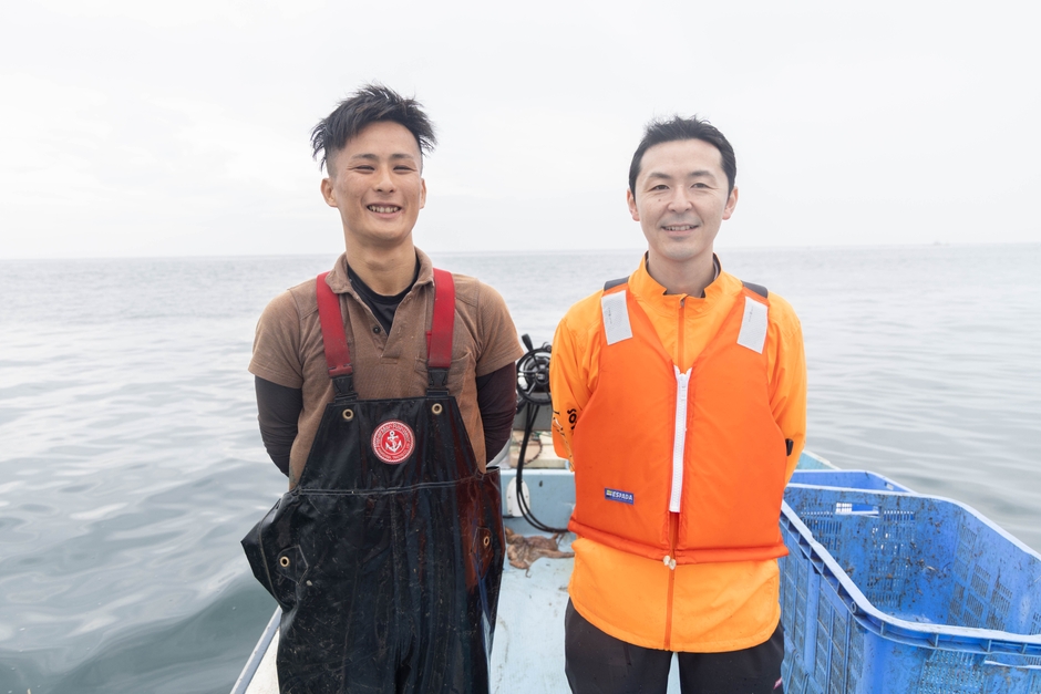 あなごの籠漁を行う中村さん(写真左)と田里津庵の料理長小山(写真右)