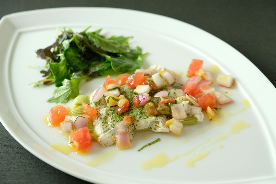 「真鯛のコリアンダー風味の真鯛のアラヴァプール 爽やかなレモンコンフィと本日の新鮮野菜を添えて」