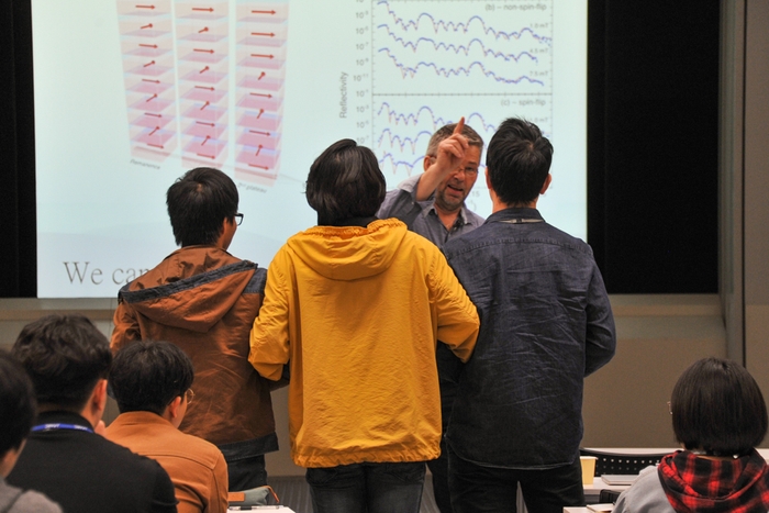 【2日目】参加者に腕を組ませ、表層と中間層の安定性の違いを講義。