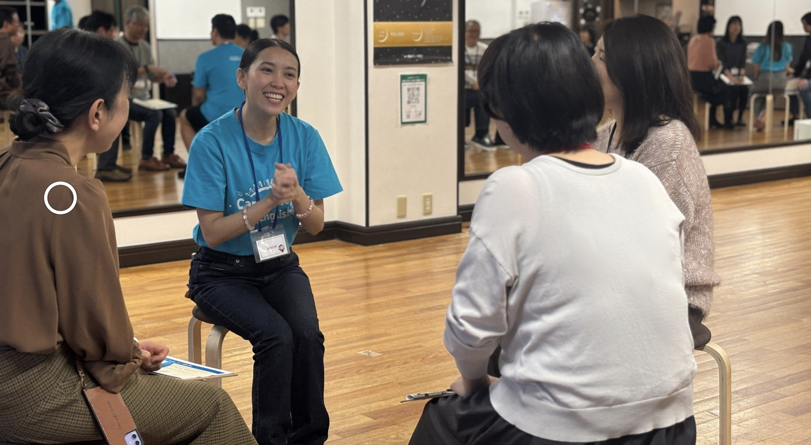 フィリピン人教師と参加者の皆さんでフリートークをする様子①