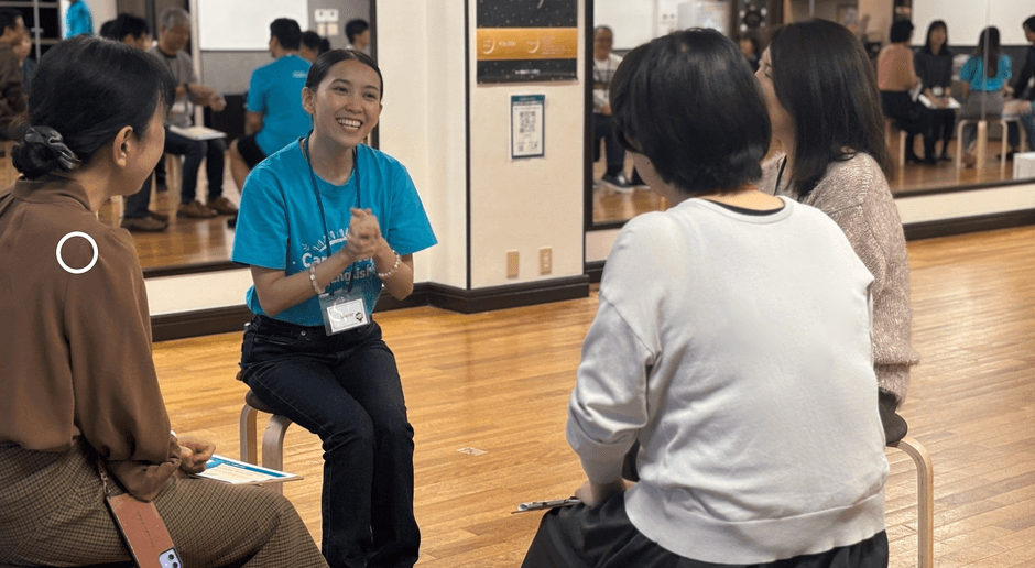 フィリピン人教師と参加者の皆さんでフリートークをする様子①