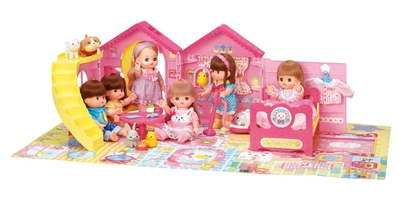 メルちゃんたちと楽しく遊べる なかよしハウスがボリュームUPして新登場！ 「かいだんつきの みんなあつまれ！なかよしハウス」 主な玩具専門店、量販店で9月19日(土)より販売開始