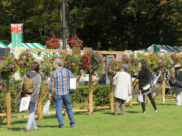 出展作品を楽しむ来園者平成30年)