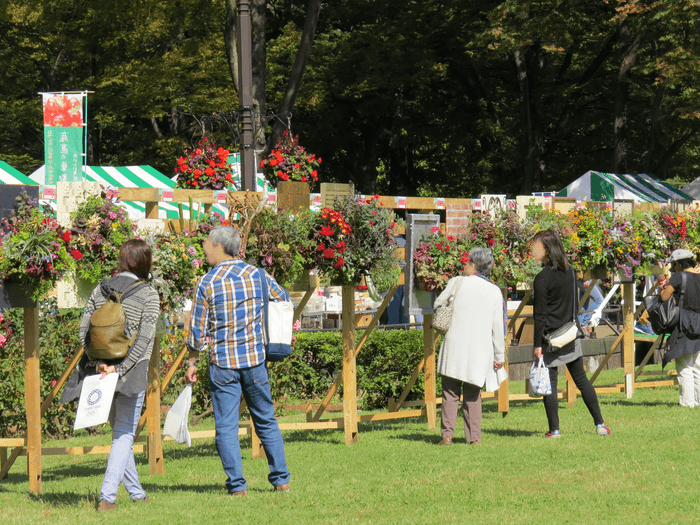 出展作品を楽しむ来園者平成30年)