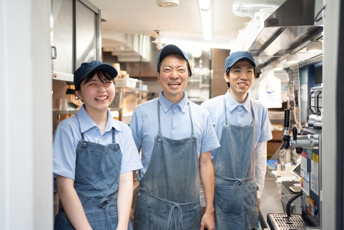 HFCはFC加盟店も募集しています。お問い合わせはホームページから。代表取締役の大野 太陽(真中)とスタッフ