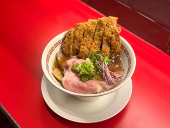 駄目な隣人×Ramen Izakaya Deniro　 “駄目なデニーロ”コラボラーメン4品登場！ 「Ramen Izakaya Deniro 新宿南口店」で提供開始