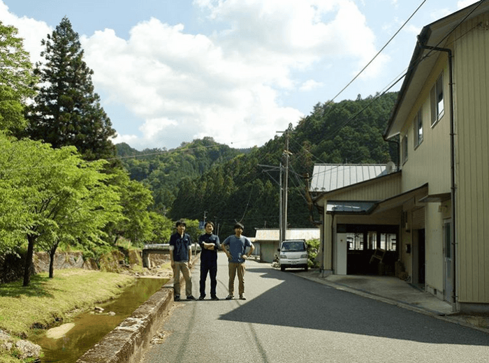 澄んだ水と美しい森のある吉野村