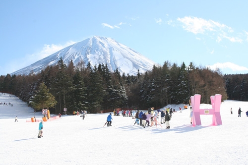 ふじてんスノーリゾート「恋人の聖地」モニュメントと富士山