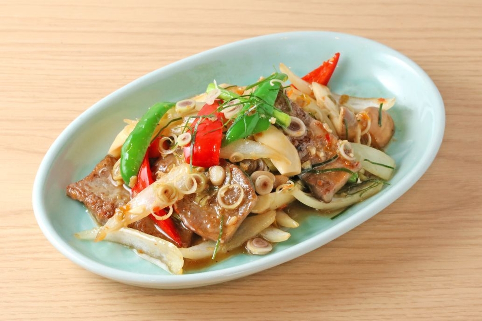 パット・ヌア・タクライ　牛ロース肉とレモングラスの香り炒め