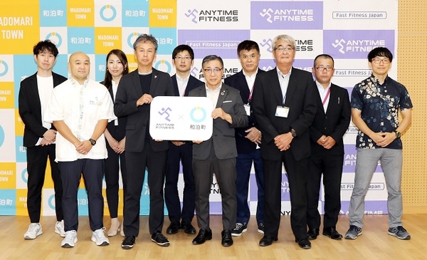 ▲和泊町での贈呈式で関係者にて