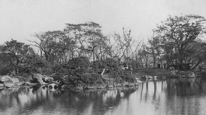 震災直後の庭園内 大正12（1923）年（（公財）東京都公園協会 みどりの図書館東京グリーンアーカイブス）