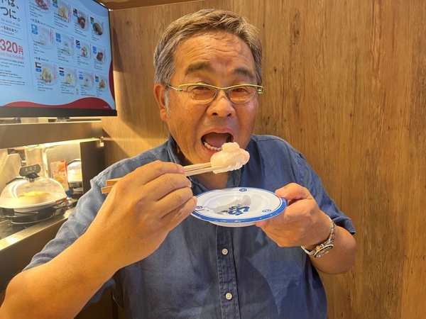 販売初日に早速、マツカワに舌鼓を打つ山本准教授