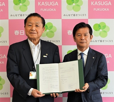左から 春日市市長 井上 澄和氏、当社代表取締役社長執行役員 岡本 利治