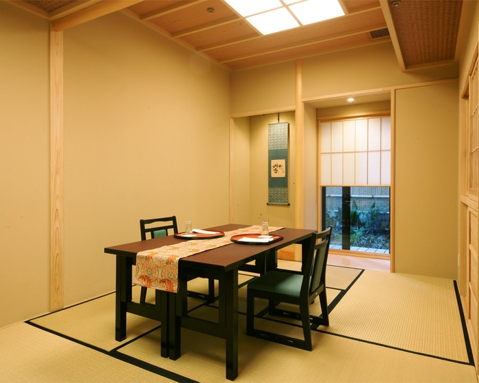 小庭の見える藤の間