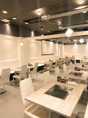 白を基調とした店内の洗練された内装