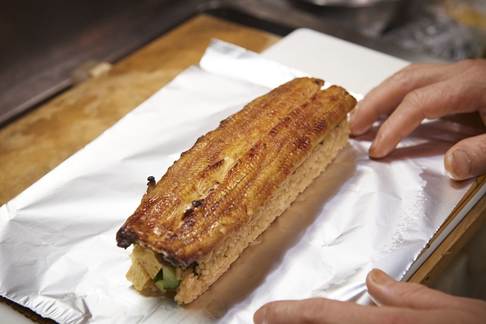 丸々1本うなぎ棒寿司 仕上げ