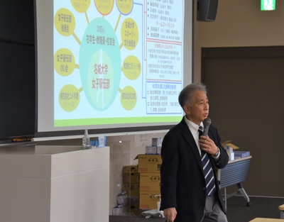 記念講演で女子駅伝部へのスポーツ医科学サポートについて紹介する梅田教授