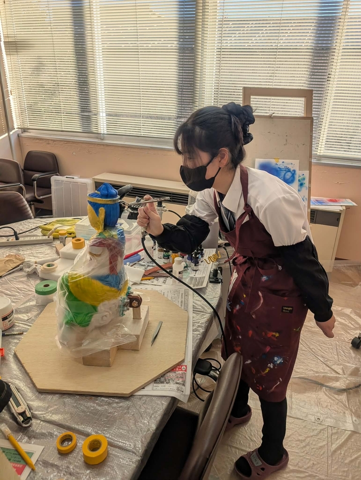 雲中供養菩薩を彩色する誠恵高校の生徒