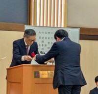 山根氏の代理で賞状を受け取りました。