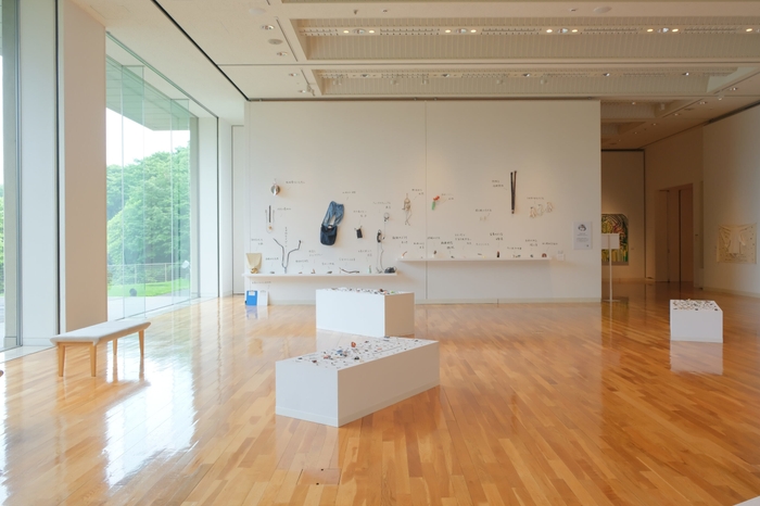 牛島 光太郎《「みちの歩き方―路上の観察者たち」》2022/大分市美術館/撮影:たなか みのる