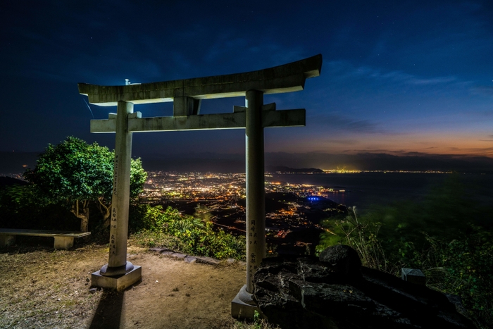 ▲第1回フォトコンテスト大賞(テーマ：私のおすすめスポット)「天空の鳥居～鳥居越しの夜景～」撮影場所：高屋神社　本宮(観音寺市)