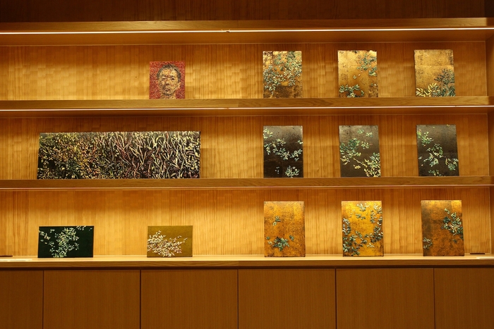 サロンに展示された鳥越義弘氏の作品)