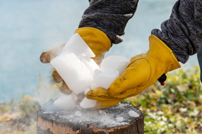 ドライアイスも手で持てます