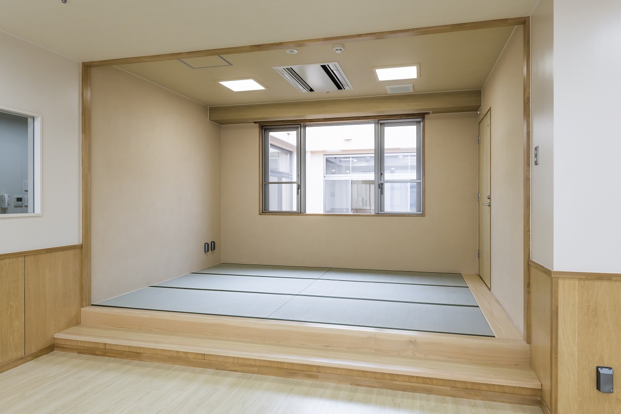 埼玉県福祉施設 ヒノキ無垢チップタイプ施工
