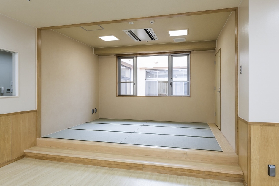 埼玉県福祉施設 ヒノキ無垢チップタイプ施工