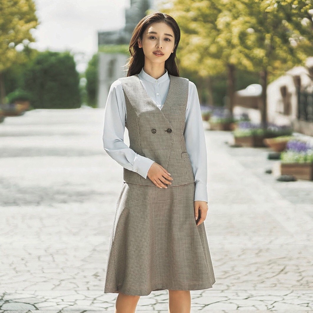 今女性から大人気の加治ひとみさんが、20-21AW ENJOYの表紙に起用されました。